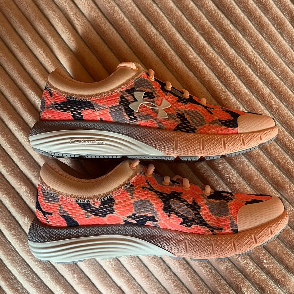 NIB Under Armour girls sneakers - size 7Y